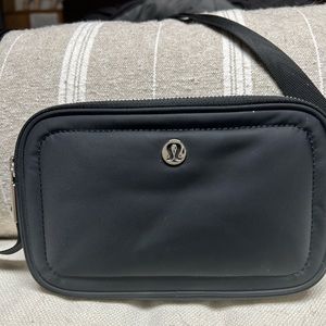 Lulu lemon cross body bag in black